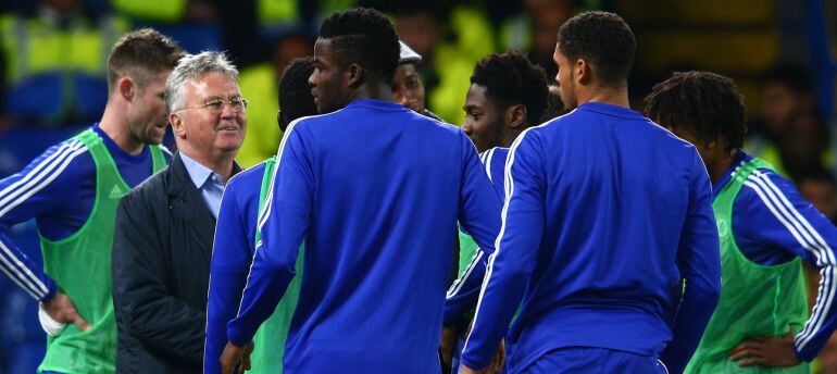 Hiddink saluda a a los jugadores del Chelsea después de la victoria ante el Sunderland