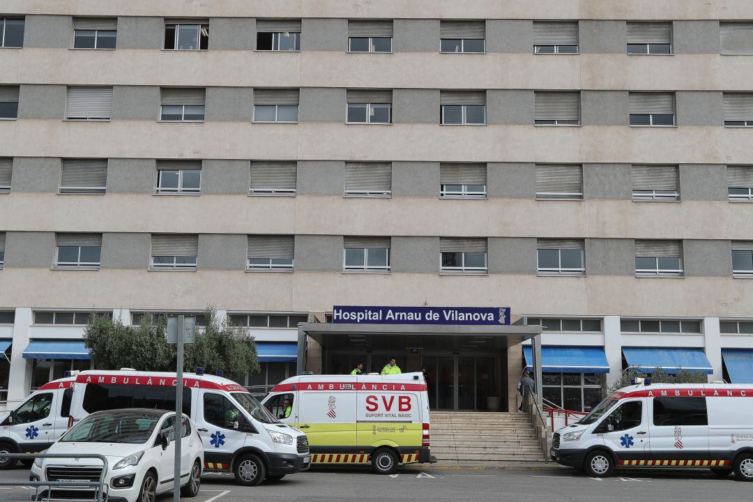 Fachada del Hospital valenciano de Arnau de VIlanova de Valencia.