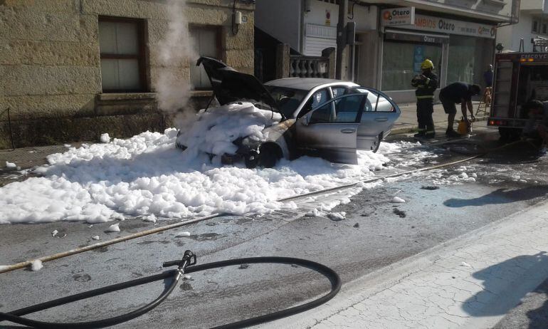 El vehículo incendiado, tras ser intervenido por los bomberos de O Morrazo