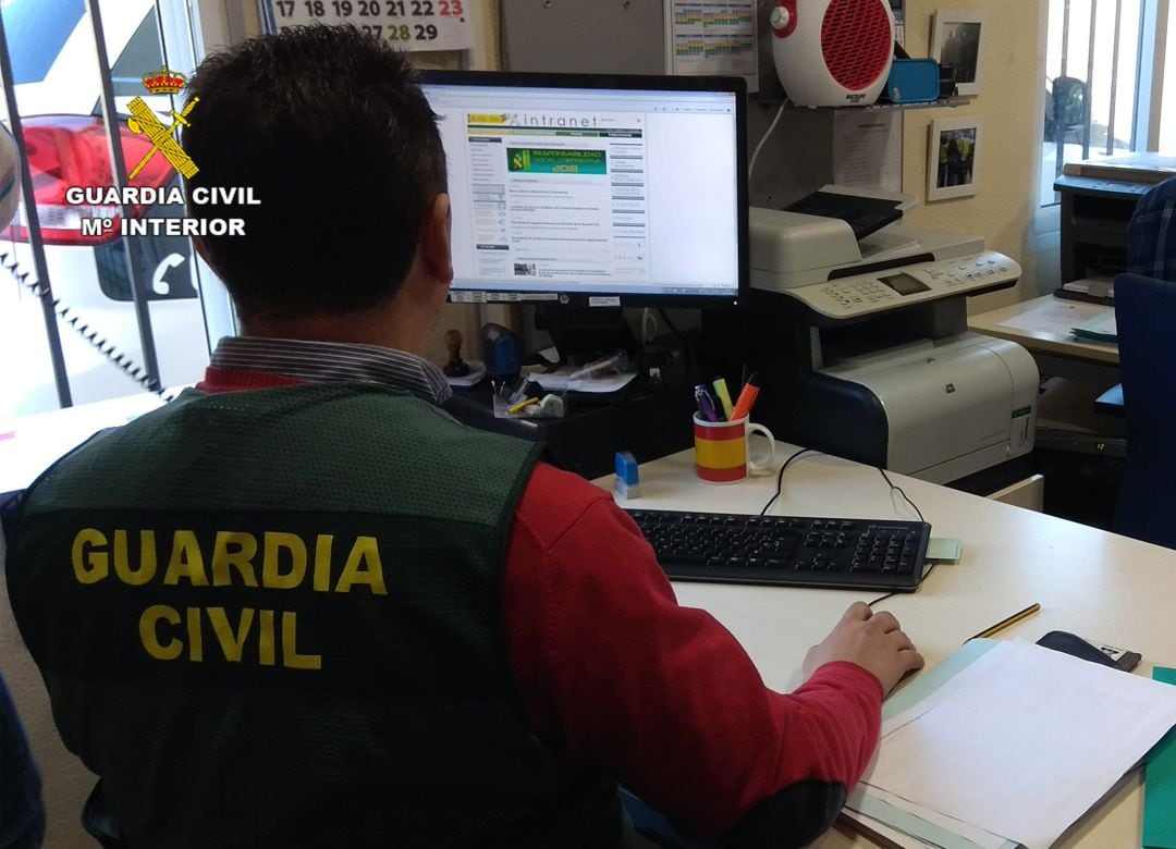 Agente de la Guardia Civil trabajando