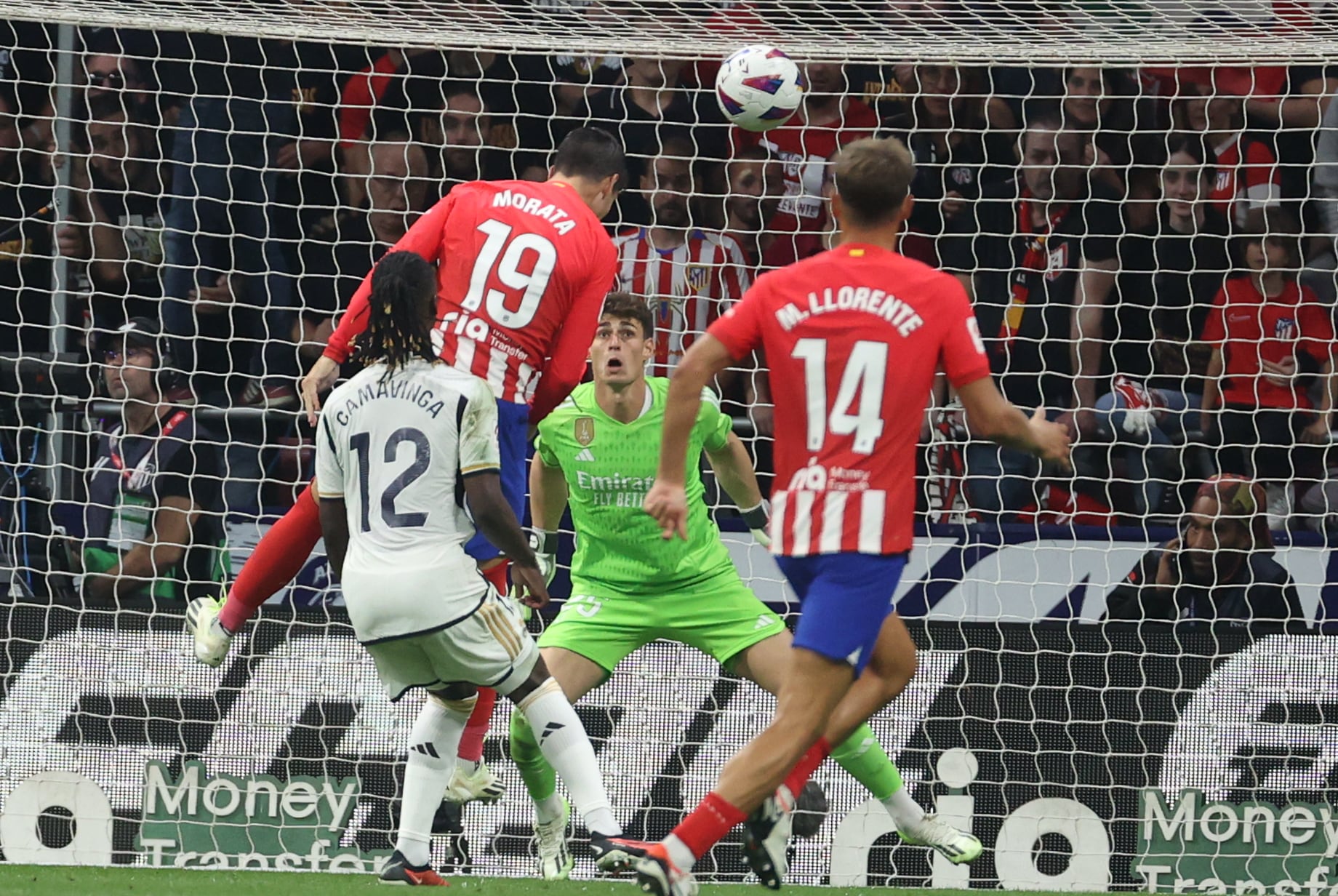 Partido entre Real Madrid y Atético de Madrid. EFE/ Kiko Huesca