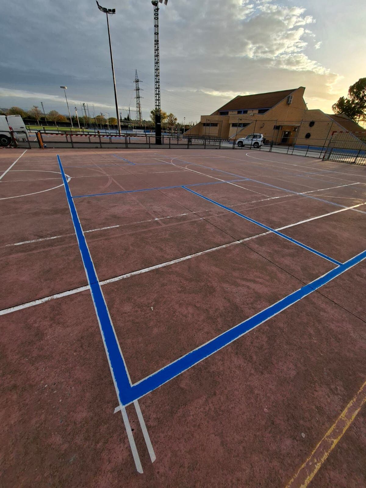 El Ayuntamiento de Binéfar está realizando el marcaje de 4 pistas de pickleball, en una de las pistas del polideportivo del CDM Los Olmos
