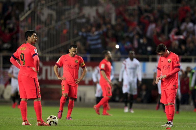 Xavi, Luis Suárez y Messi, antes de sacar del centro del campo tras recibir el segundo gol del Sevilla