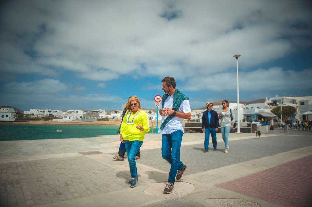 La concejal delegada de La Graciosa, Alicia Páez, con el portavoz de CC-PNC en el Cabildo de Lanzarote, Pedro San Ginés.