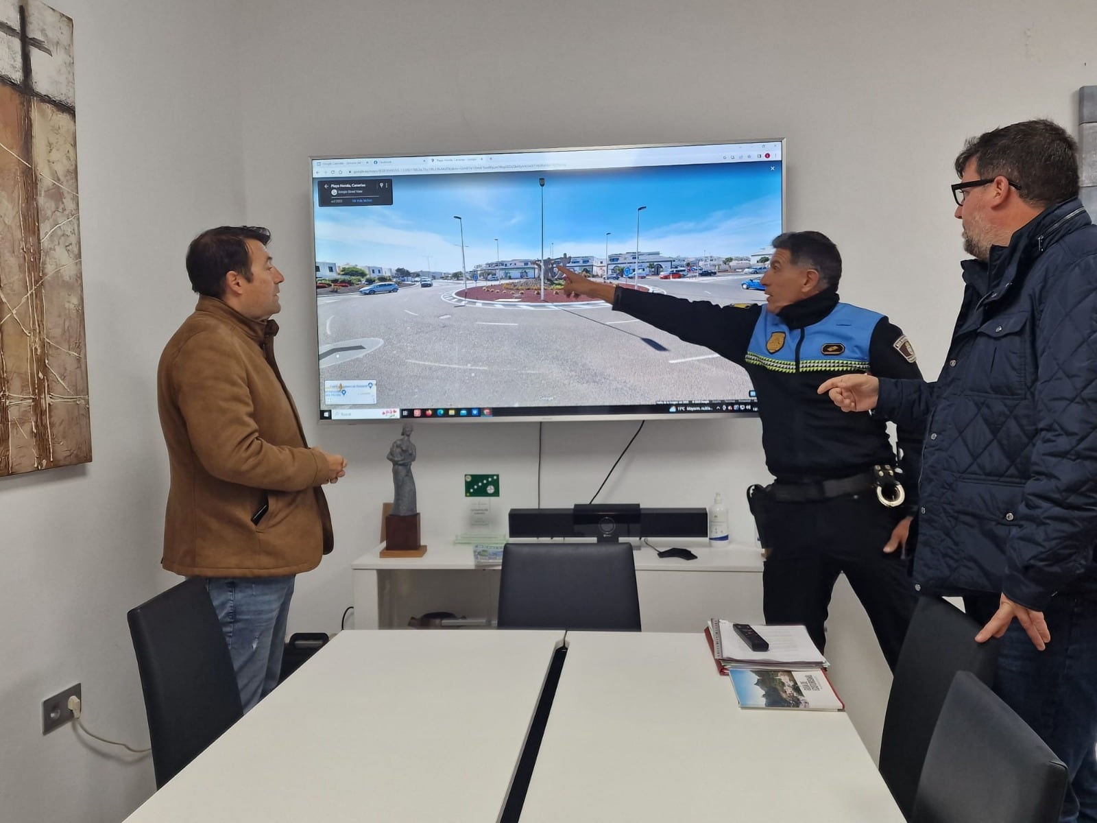 El jefe de la Policía Local de San Bartolomé explica los detalles sobre las cámaras de vigilancia.