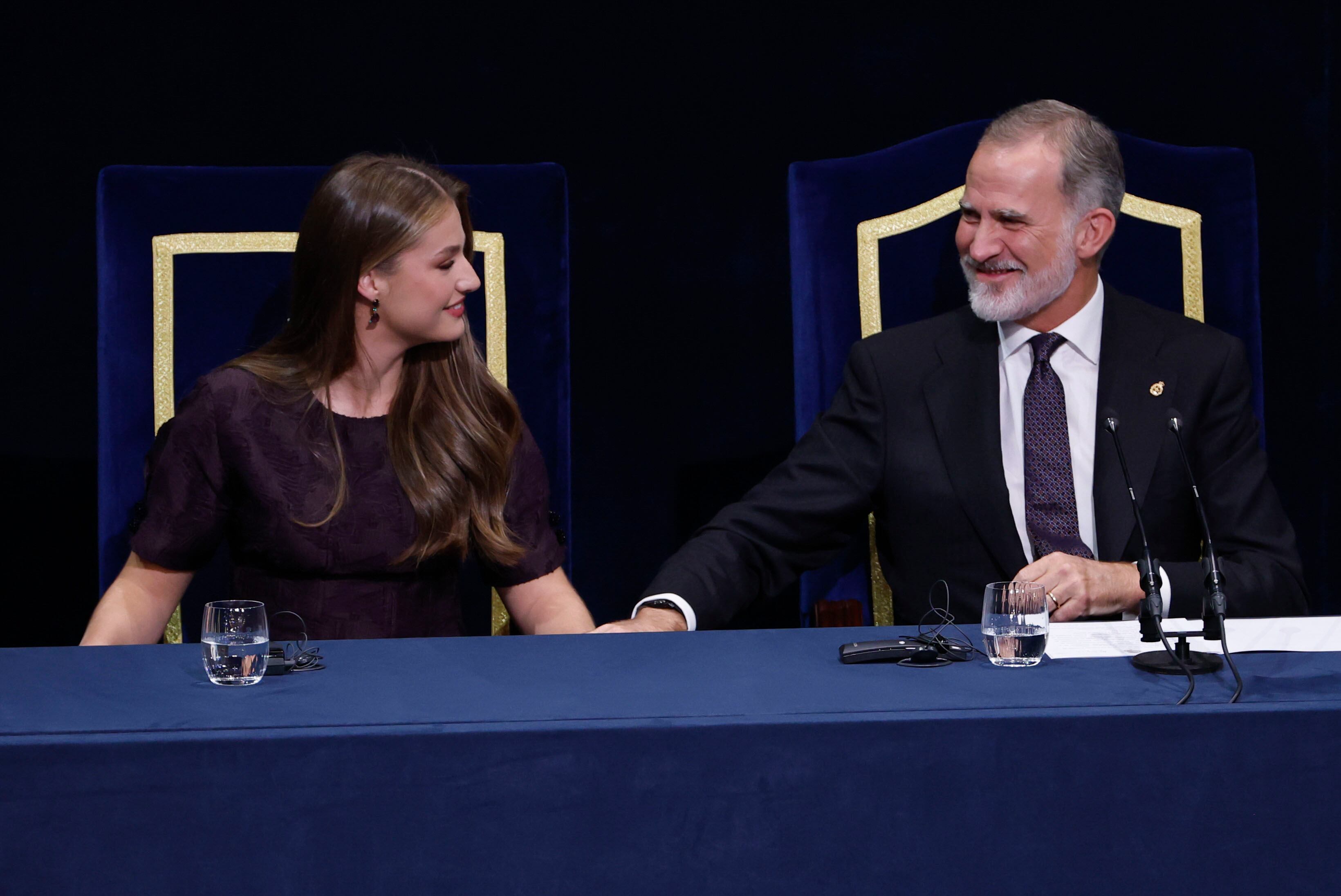 El rey Felipe VI y la princesa Leonor durante la ceremonia de entrega de los Premios Princesa de Asturias celebrada este viernes en el Teatro Campoamor, en Oviedo. EFE/Chema Moya