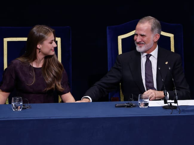 El rey Felipe VI y la princesa Leonor durante la ceremonia de entrega de los Premios Princesa de Asturias celebrada este viernes en el Teatro Campoamor, en Oviedo. EFE/Chema Moya