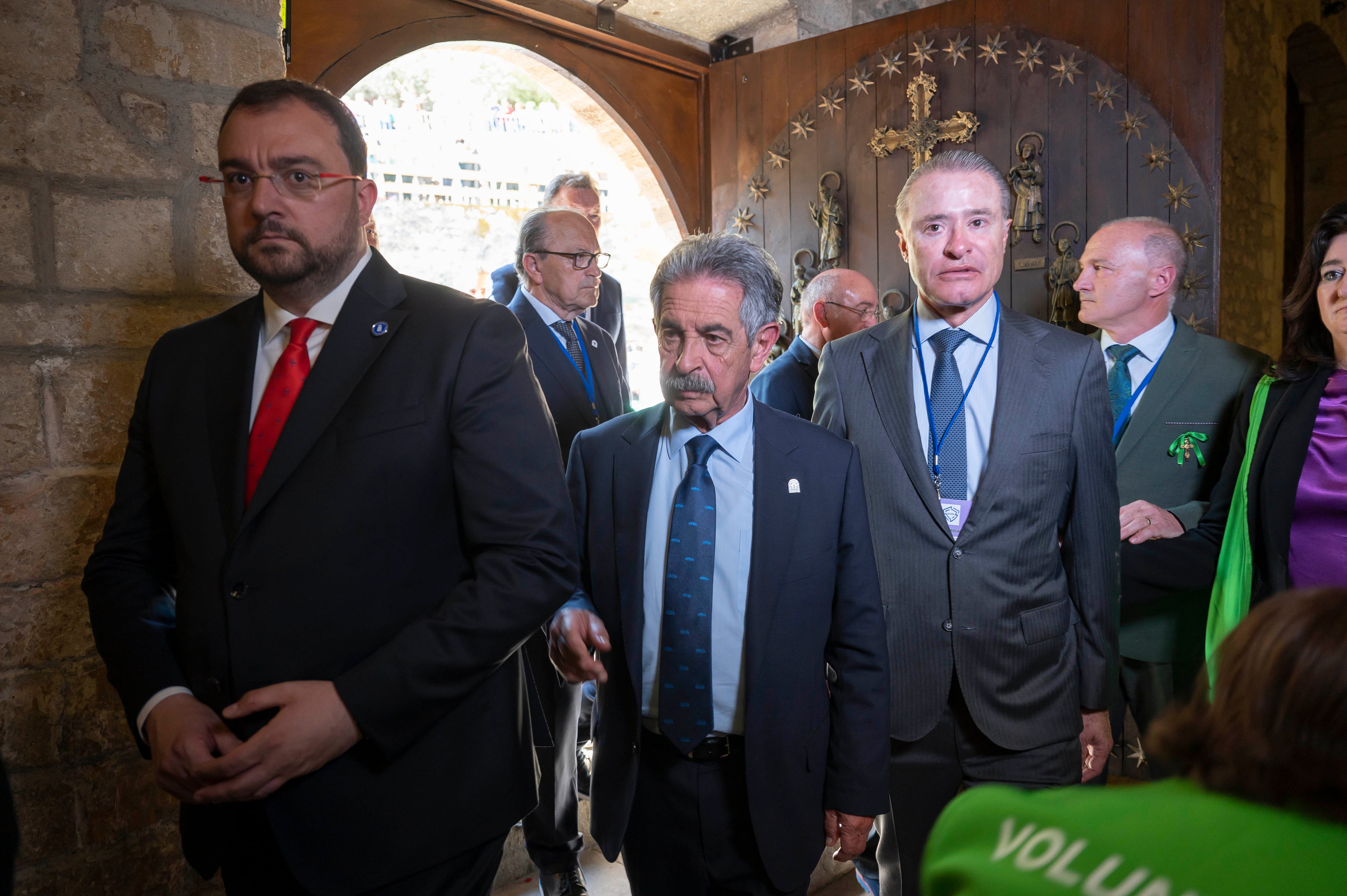 Los presidentes de Cantabria, Miguel Ángel Revilla (c), y de Asturias, Adrian Barbón (i), durante la apertura de la Puerta del Perdón de Santo Toribio de Liébana, con los que se da paso al monasterio que acoge el Lignum Crucis y se inicia el Año Jubilar Lebaniego, este domingo. EFE/Pedro Puente Hoyos POOL