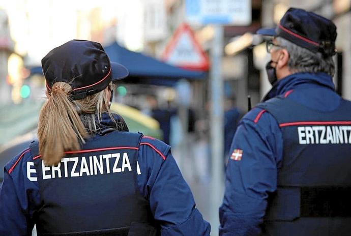 Agentes de la Ertzaintza en una imagen de archivo.