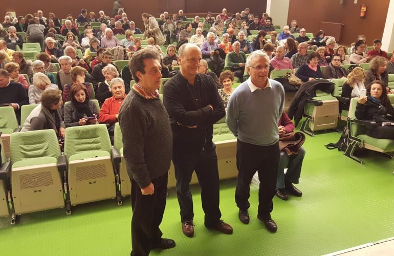 Gustavo Martín Garzo (en primer término en el centro) momentos antes del inicio de su conferencia en la Biblioteca Pública de Palencia