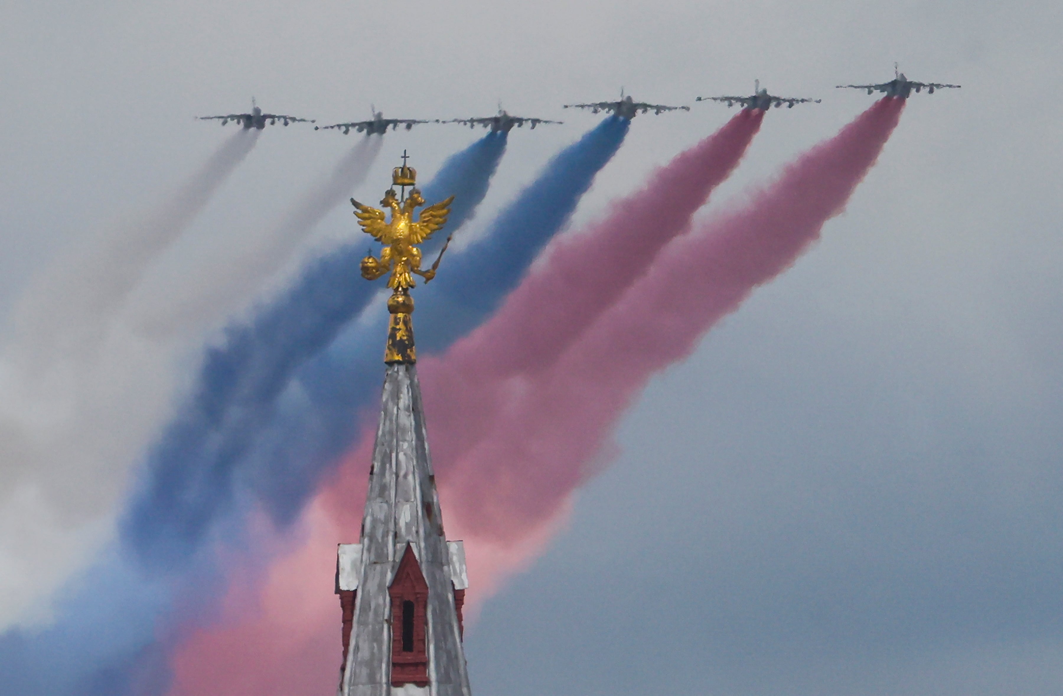 Aviones del ejército ruso sobrevuelan Moscú este miércoles durante los ensayos del desfile del viernes