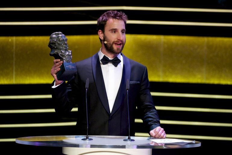 MADRID, SPAIN - FEBRUARY 07:  Dani Rovira holds the award for Best New Actor Award in the film &#039;Ocho Apellidos Vascos&#039; during the 2015 edition of the &#039;Goya Cinema Awards&#039; ceremony at Centro de Congresos Principe Felipe on February 7, 2015 in Madrid, Spain