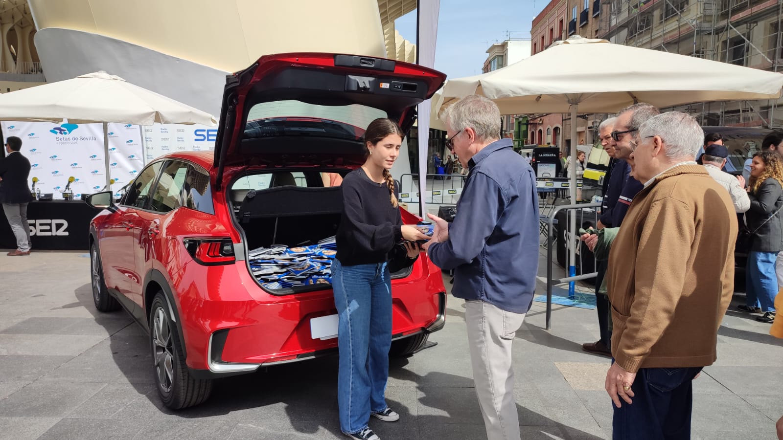 Maletero del nuevo Lexus LBX repleto de Programas de Mano de Cruz de Guía y desde donde se repartían