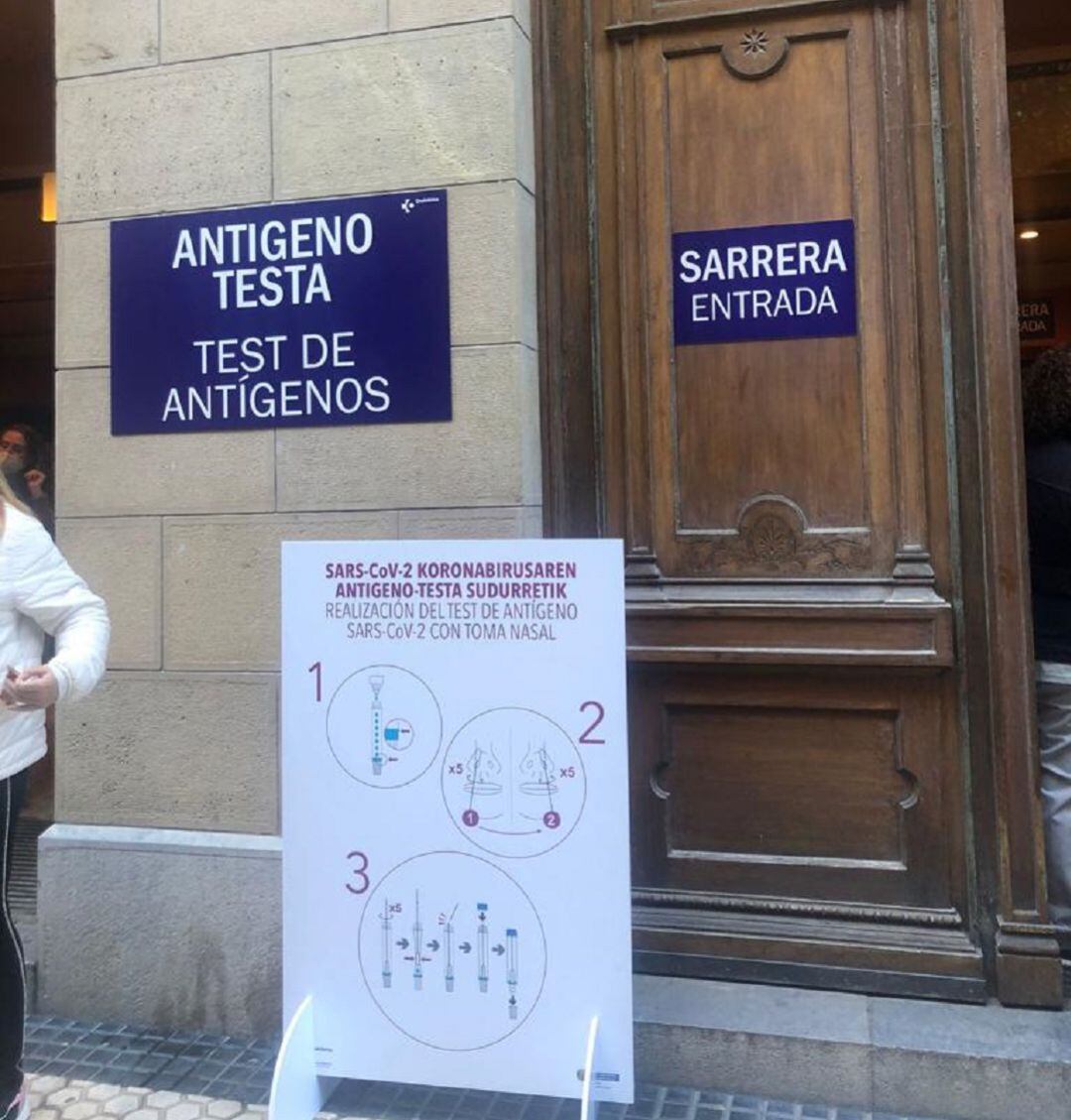 Acceso a uno de los puntos de realización de las pruebas de antígenos