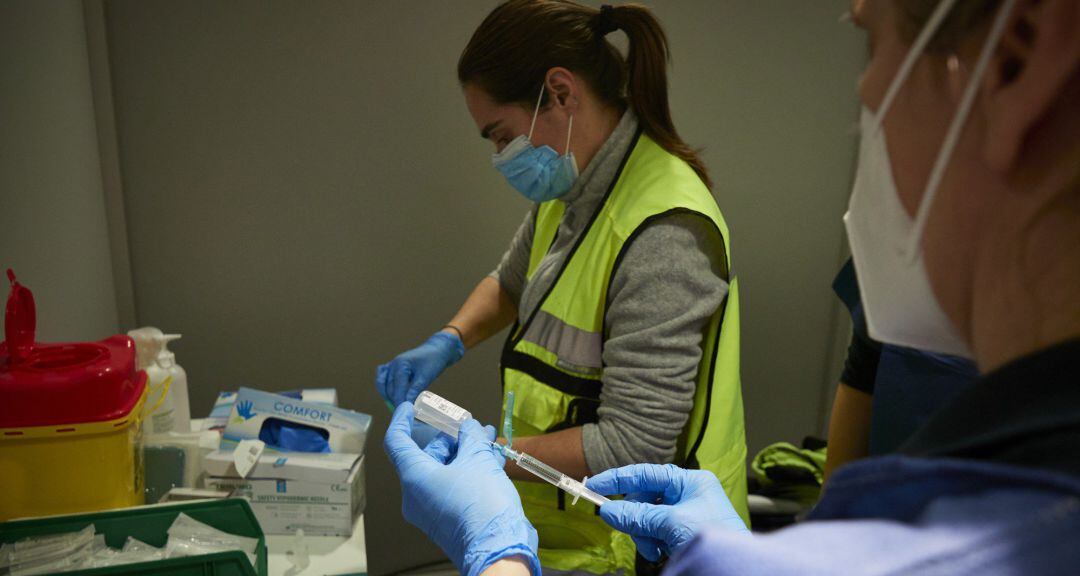 Dos trabajadoras sanitarias, en un dispositivo para administrar la vacuna contra la COVID-19 a profesionales sociosanitarios