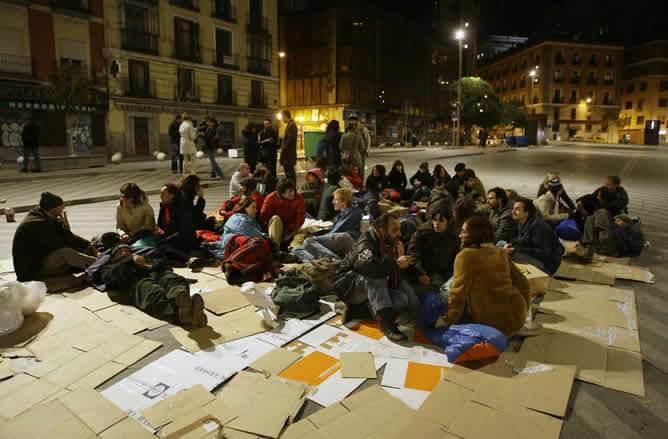 Cientos de personas se congregaban en el centro de Madrid para pasar la noche entre cartones con motivo de la celebración del Día de los Sin Techo