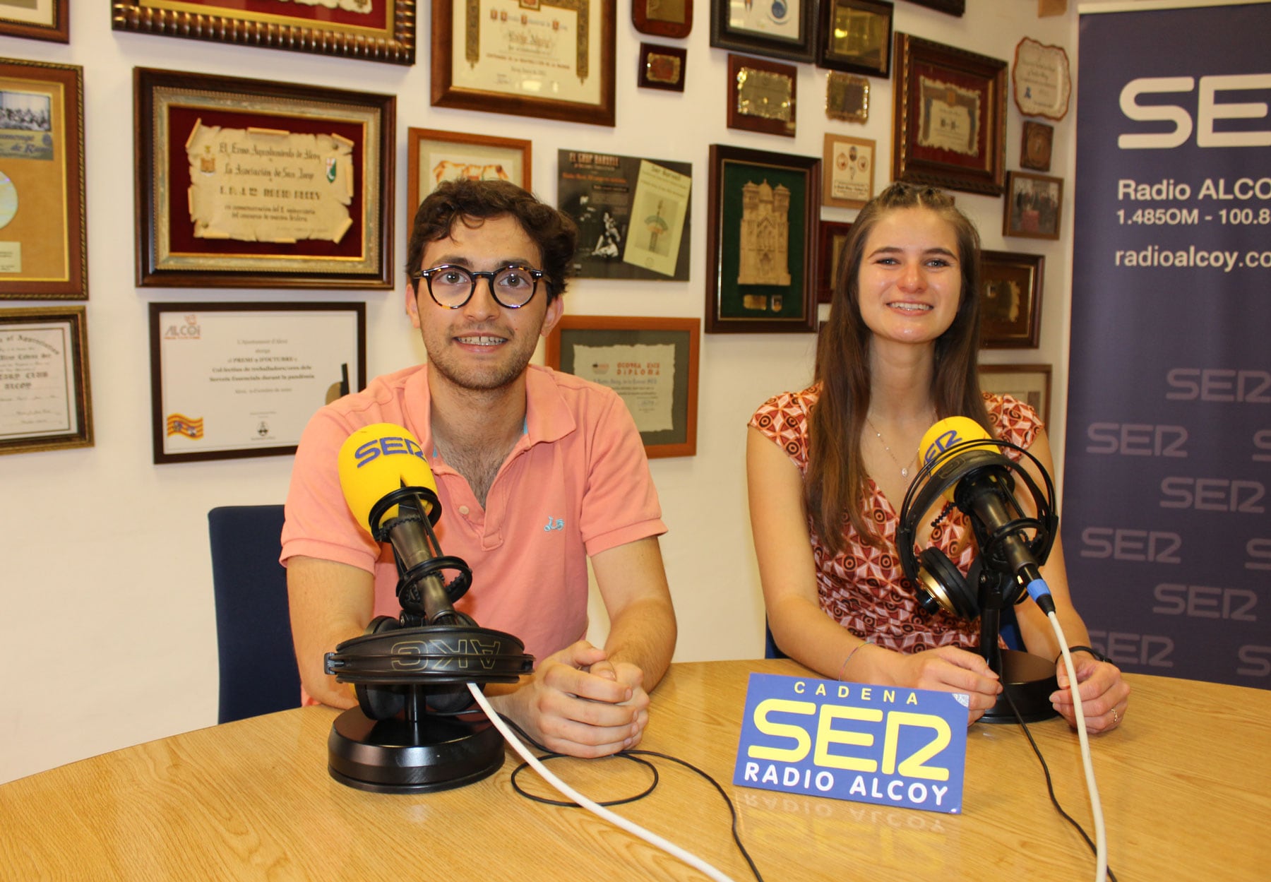 Ferran Villanueva y Karen Camero, en el estudio central de Radio Alcoy