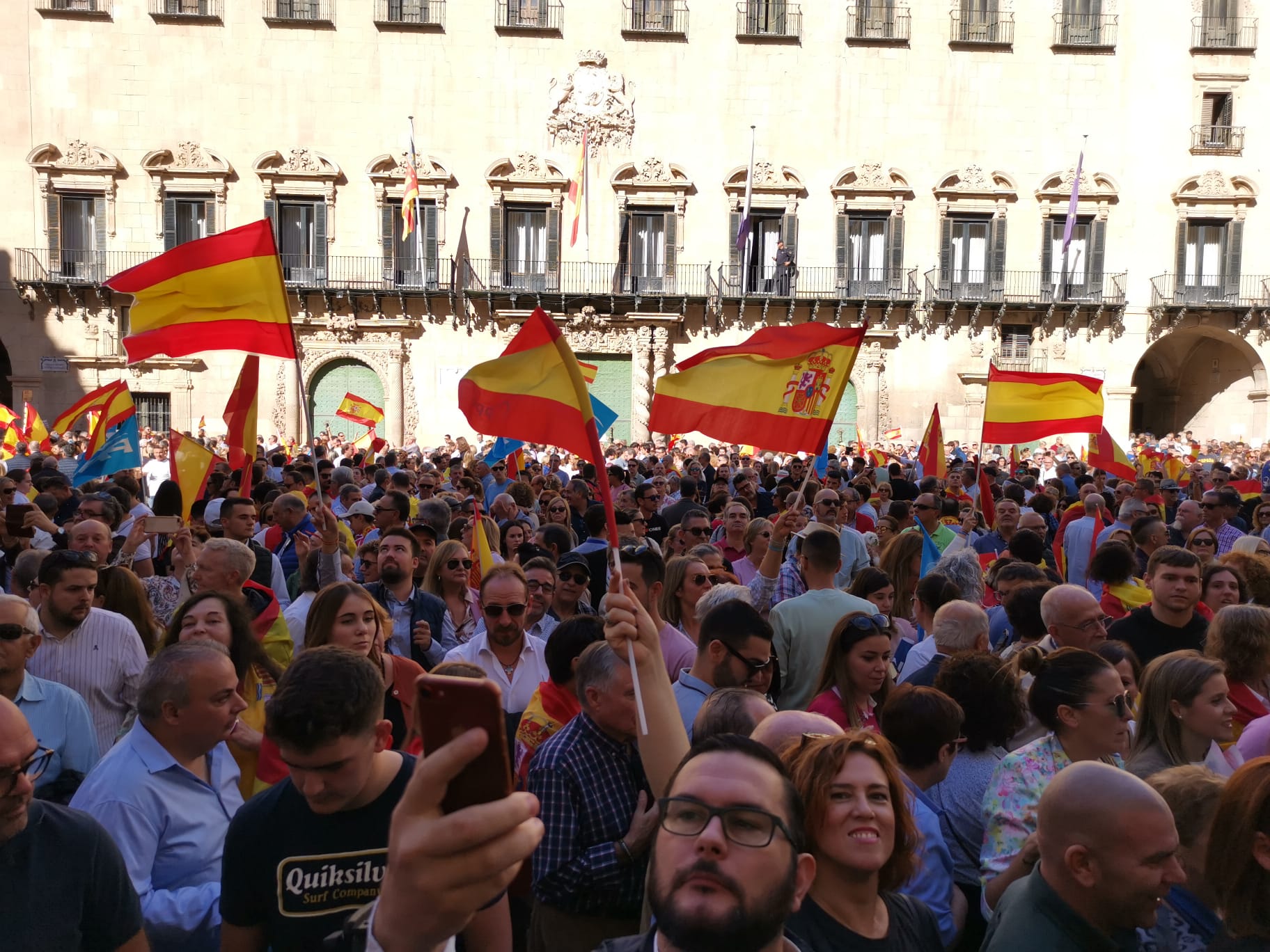 Concentración contra la amnistía en la Plaza del Ayuntamiento de Alicante. Foto: Daniel Rodríguez