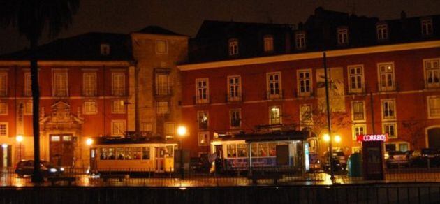 Tranvías en el barrio de Alfama, en Lisboa.