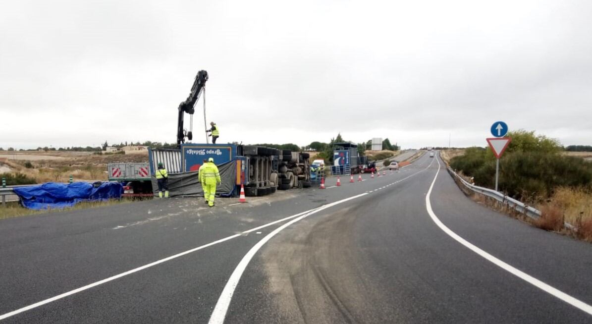 Camión accidentado en la Autovía de Pinares a la altura de Cuéllar