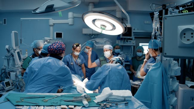 Equipo del Hospital Reina Sofía que ha implantado el nuevo desfibrilador automático extravascular