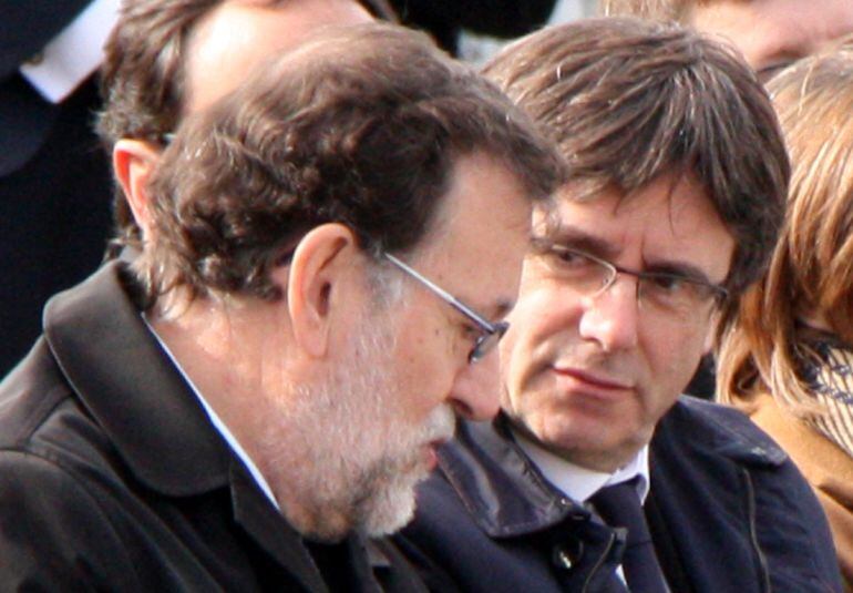 L'únic contacte, fins ara, de Mariano Rajoy i Carles Puigdemont, a l'homenatge a les víctimes de Germanwings el 23 de març