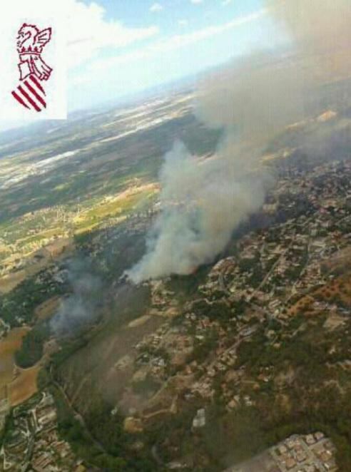Imagen aérea del incendio forestal que ha obligado al desalojo de varias personas