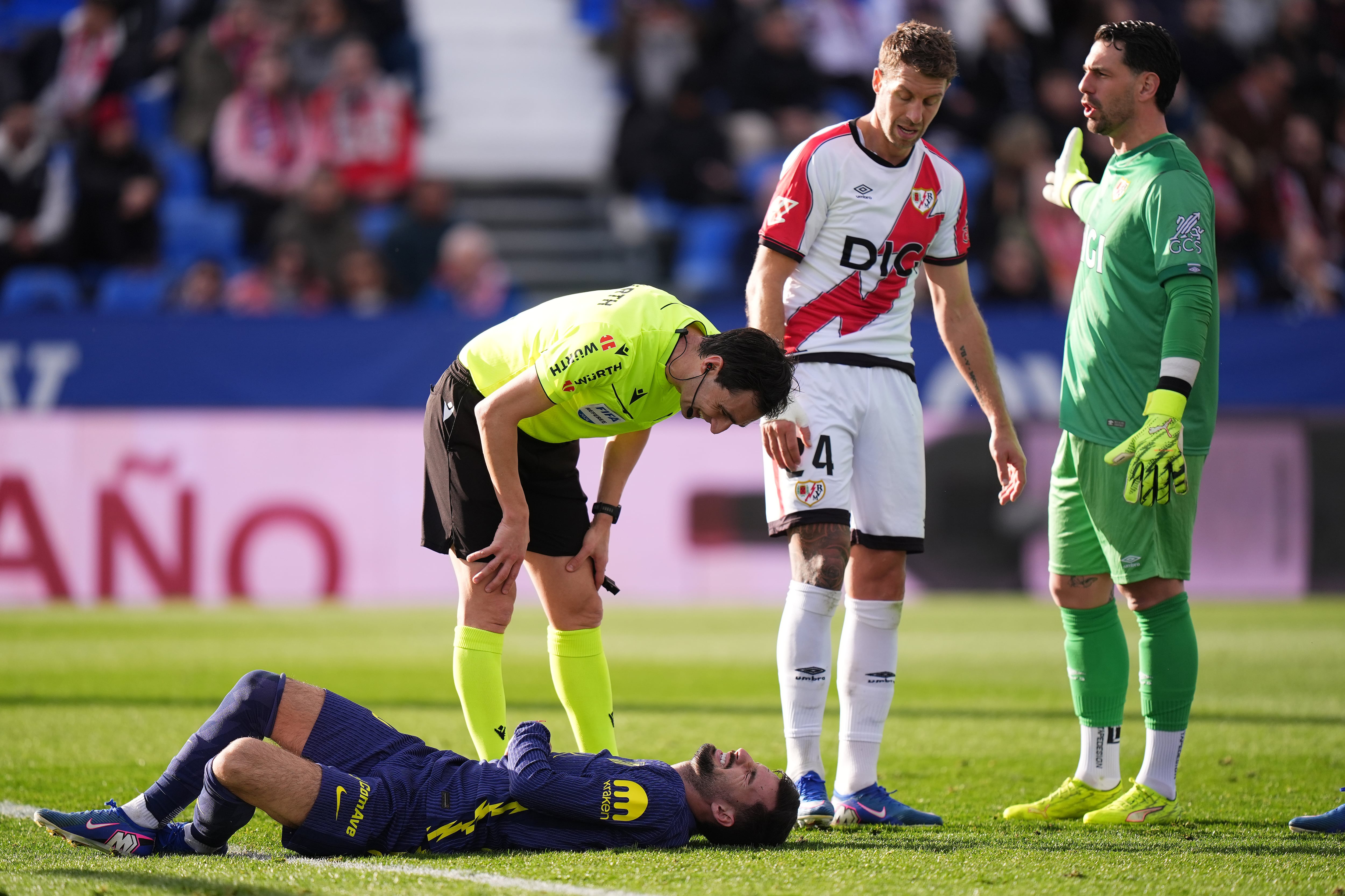 Álex Baena doliéndose de un golpe