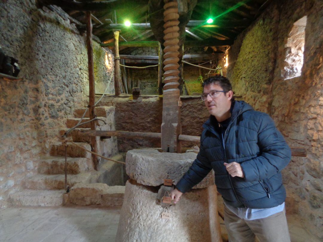 Nacho Rincón muestra el lagar del Tío Santos, incluido en la visita