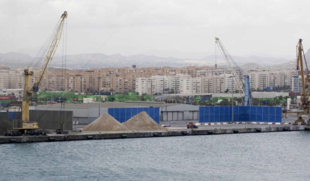 Muelle de carga de graneles (en una imagen de archivo)