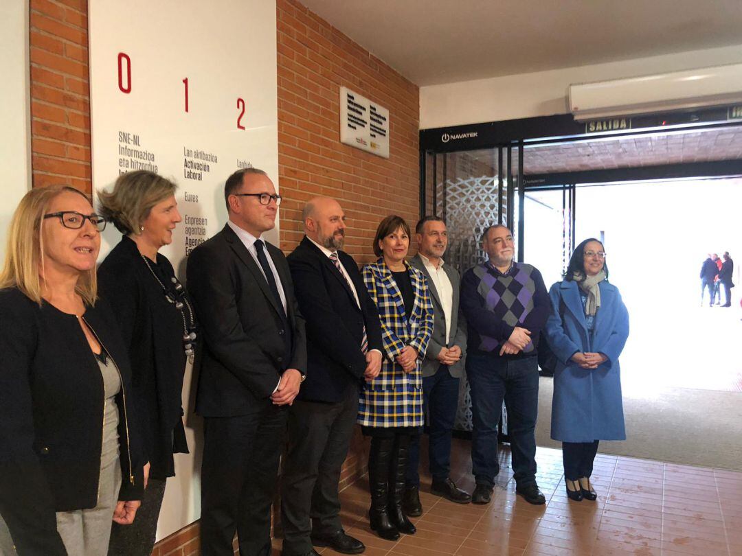 El delegado del Gobierno, Jose Luis Arasti, la presidenta del Gobierno de Navarra, Uxue Barkos, y el vicepresidente de Derechos Sociales, Miguel Laparra, en la inauguración del centro