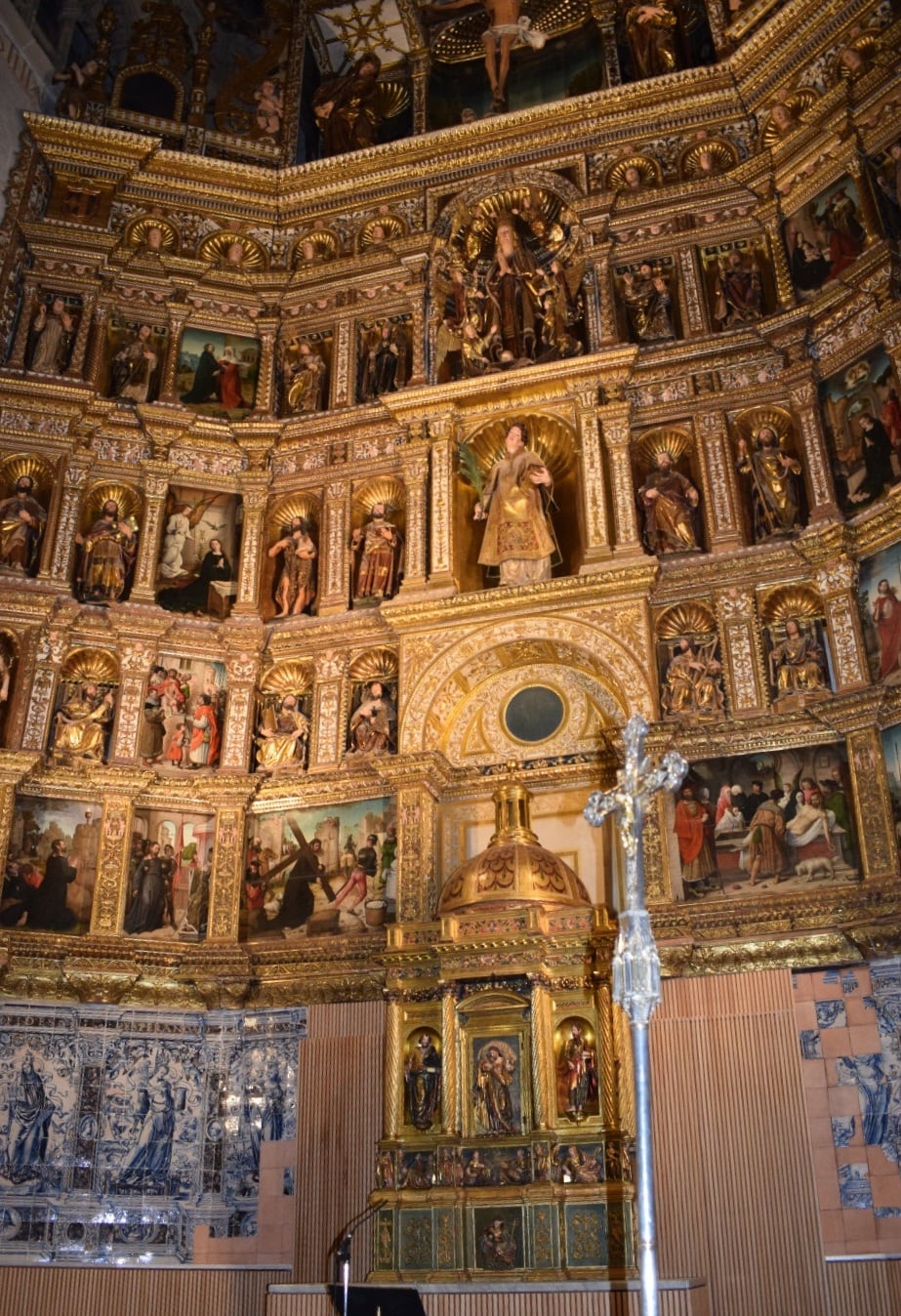 Retablo Mayor de la Catedral de Palencia con la azulejería restaurada en el banco inferior