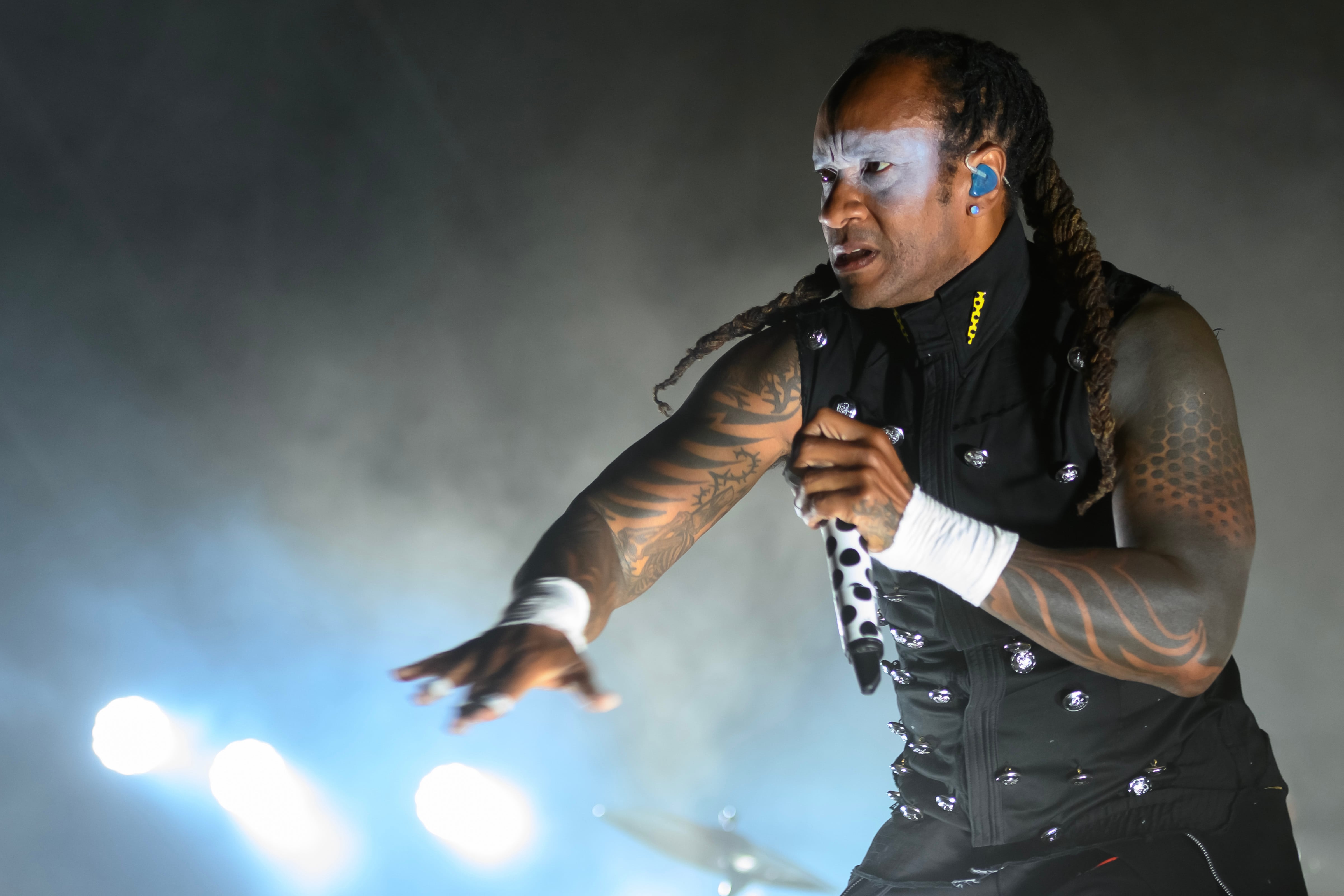 SEVILLA. 09/07/2024. - El grupo británico The Prodigy durante su actuación este martes en el Icónica Sevilla Fest que se celebra estos días en la capital andaluza. EFE/ Raúl Caro.