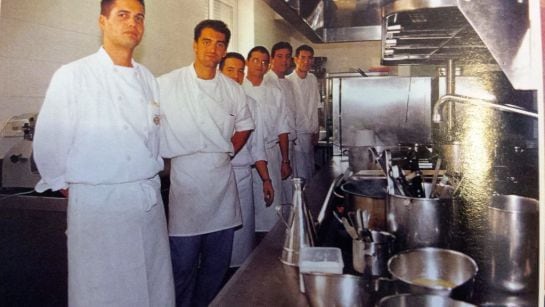 Julio Fernandez con otros alumnos en la Escuela de Hostelería del Alabardero