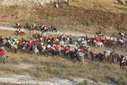 Los caballistas arropan a la manada propiciando un descenso lento en la zona del Embudo