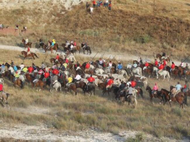 Los caballistas arropan a la manada propiciando un descenso lento en la zona del Embudo