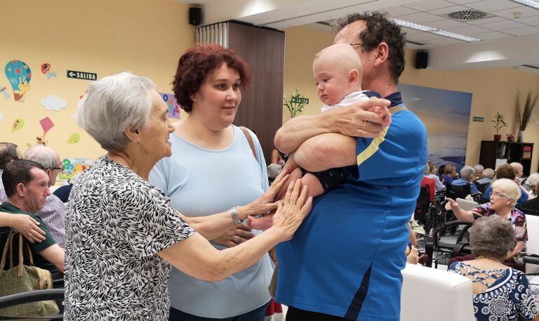 Este jueves se encontraron ancianos y familias en una jornada de agradecimiento mutuo