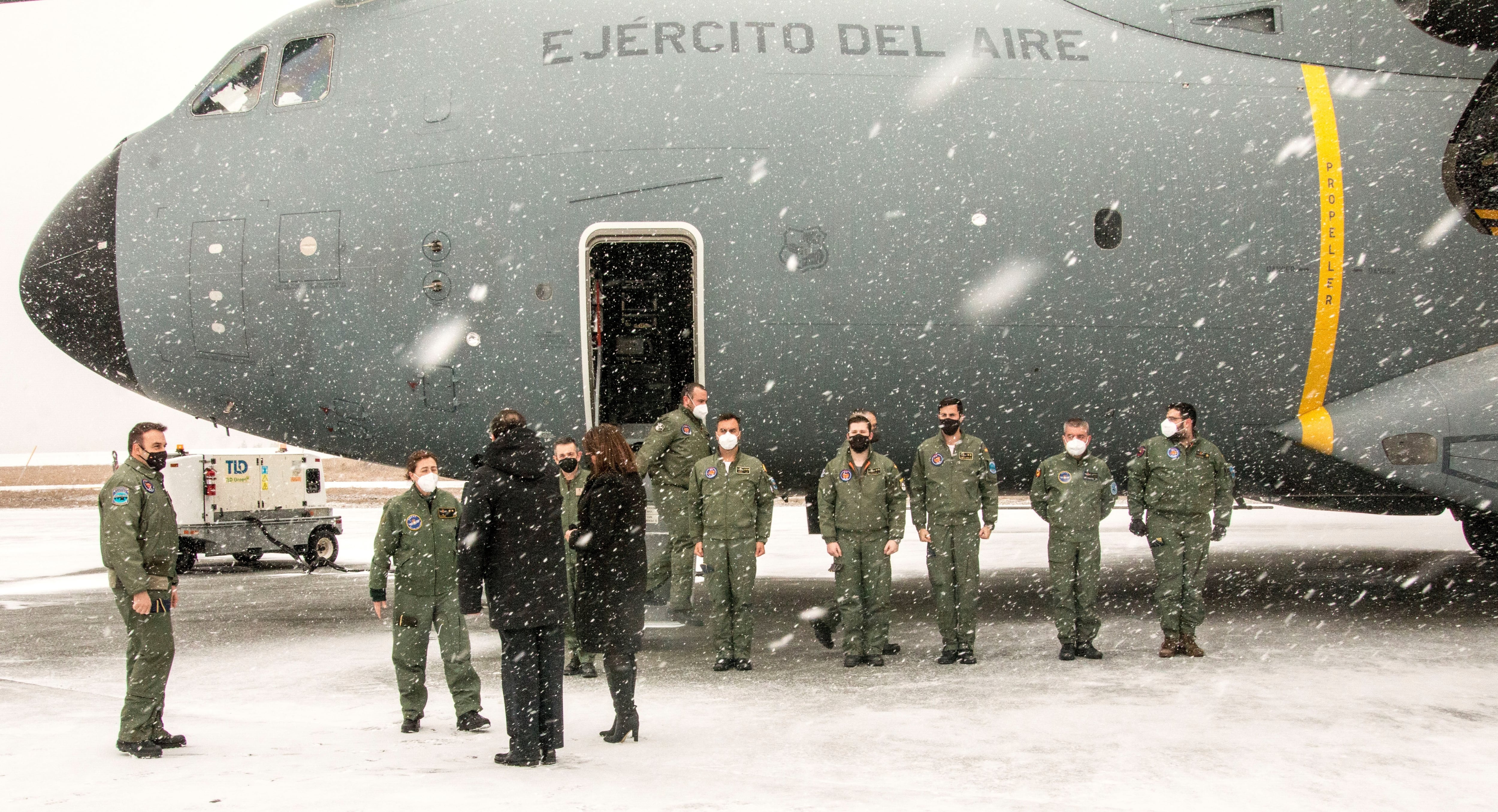 El embajador de España en Canadá, Alfredo Martínez Serrano y la viceprimera ministra de la provincia canadiense de Terranova y Labrador, Siobhan Coady saludan a la tripulación del Airbus A-400 de la Fuerza Aérea española que aterrizó hoy en el aeropuerto de San Juan de Terranova (Canadá). EFE/ Julio César Rivas