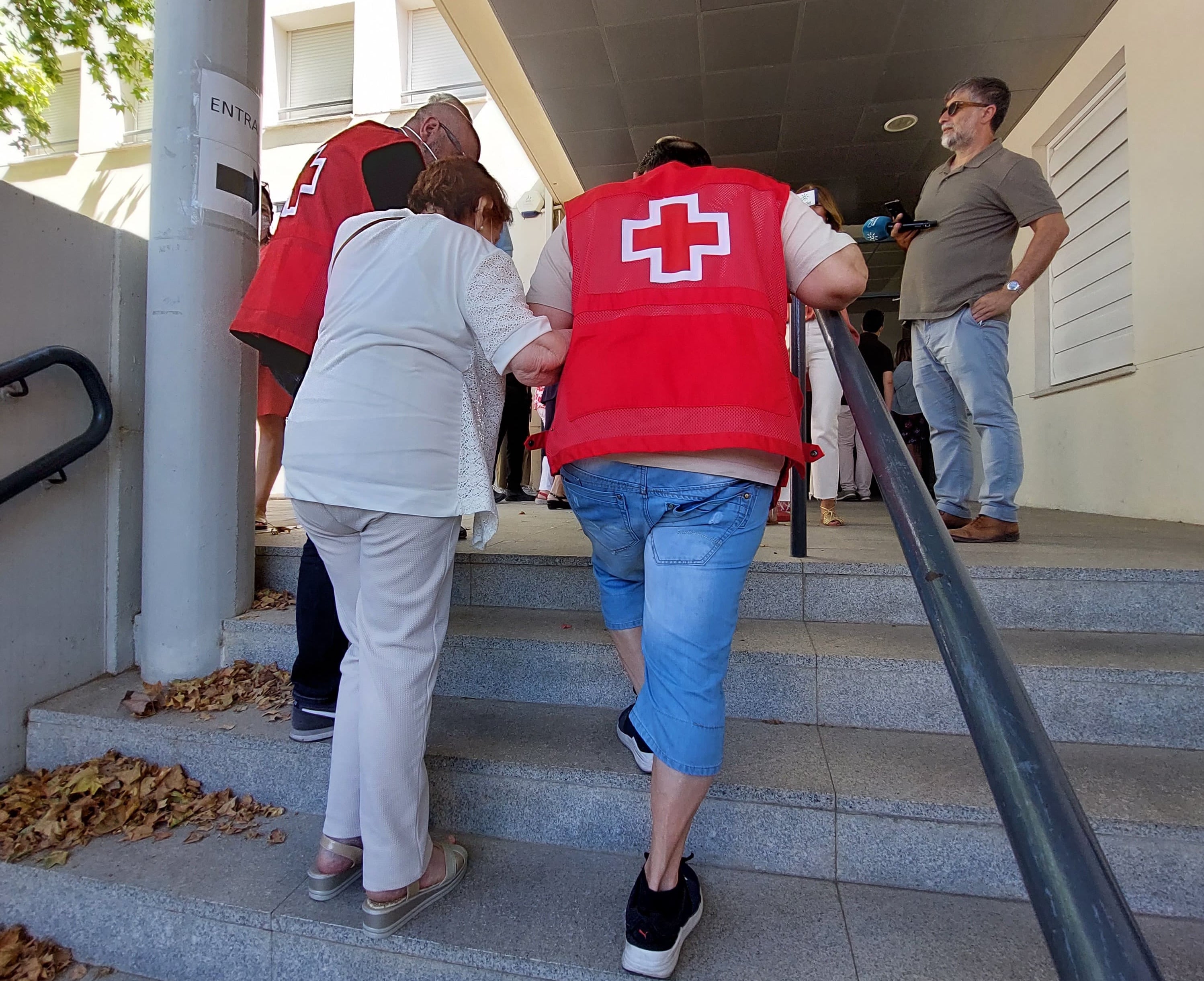 Cruz Roja prestará su servicio de acompañamiento a mayores para que puedan votar el 28M en seis municipios de Córdoba