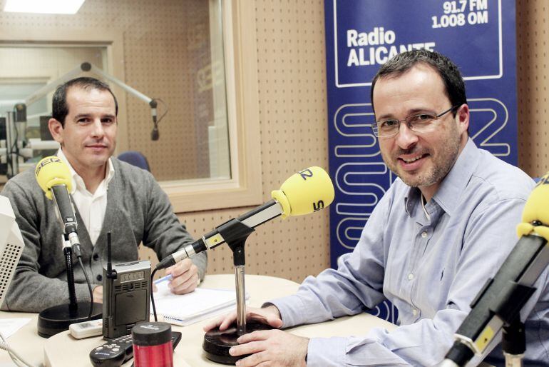 Imagen de archivo de Julián López Milla con Carlos Arcaya en una entrevista en Hoy por Hoy