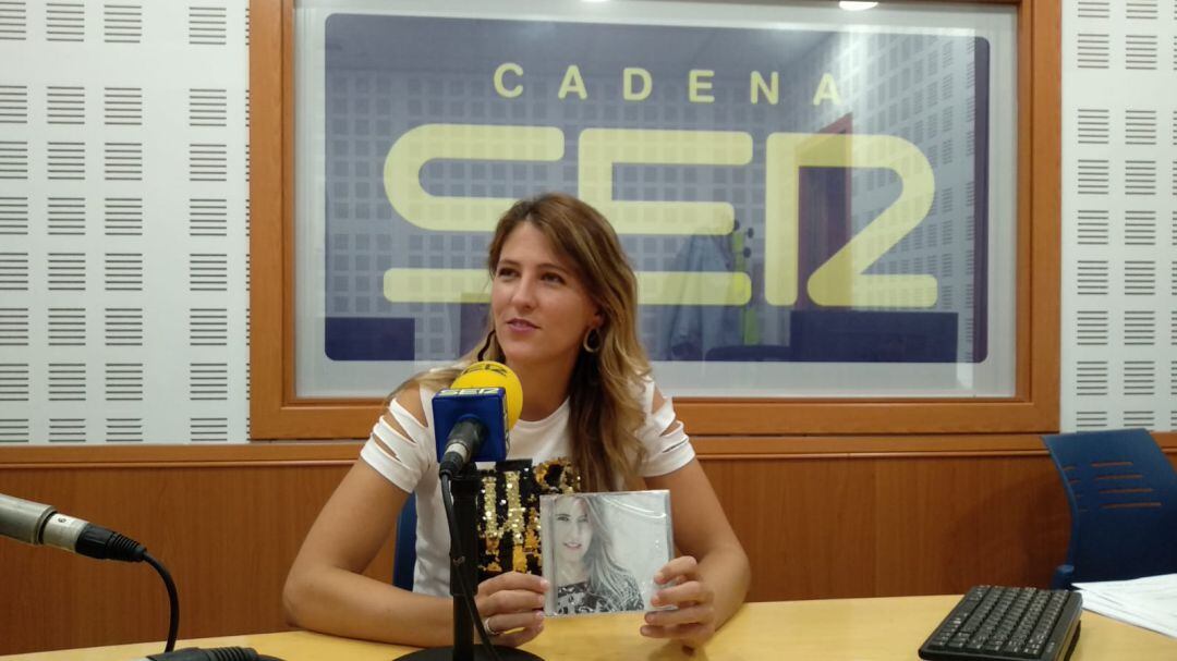 María Dolores Gaitán con su disco.