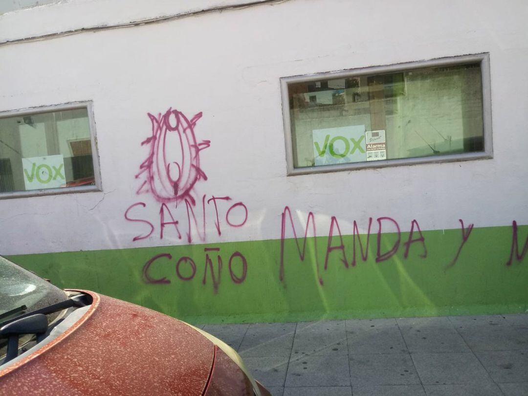 Imágen de una de las pintadas aparecidas en la sede de Vox en Parla. 