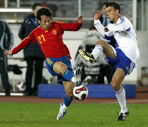 Silva disputa un balón a un jugador filandés