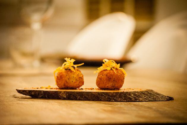 Croquetas de &#039;foie&#039; con rabo de toro y cebolla caramelizada.