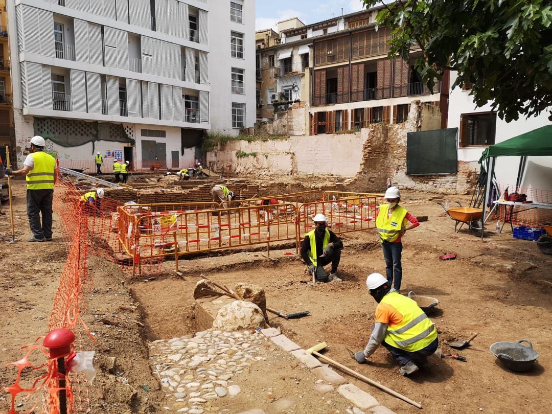 Imagen reciente del yacimiento de la torre islámica, junto a la plaza del Ángel, con el empedrado recuperado en primer término