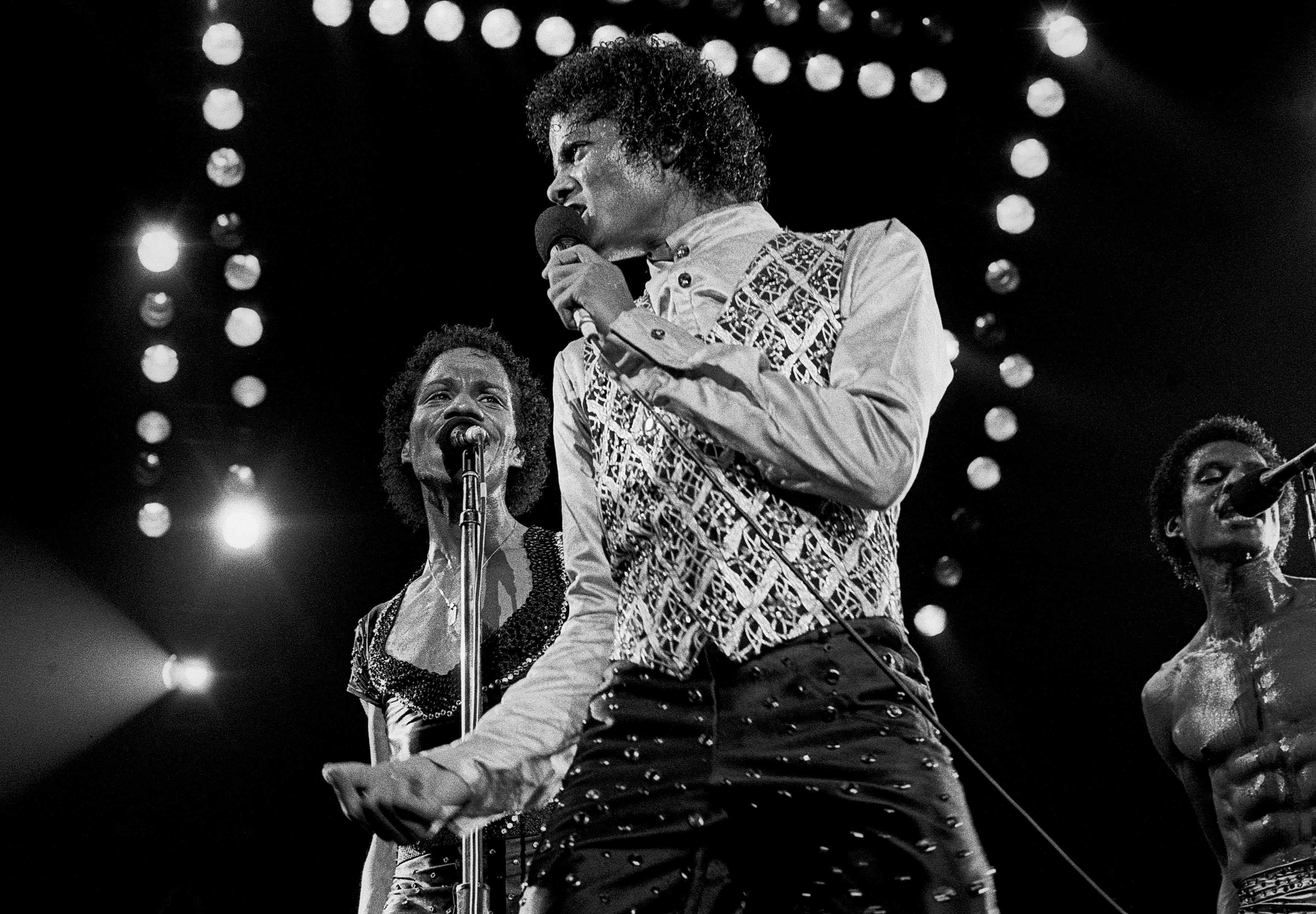 Michael Jackson junto a sus hermanos durante un concierto de The Jacksons en 1981