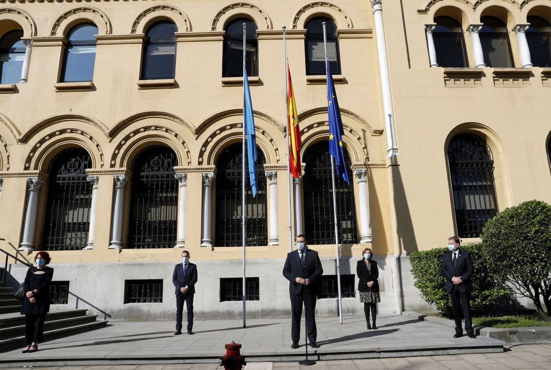 Cubiertos con mascarilla y guardando la distancia de seguridad, las autoridades han guardado cinco minutos de silencio ante la sede de la Presidencia del Principado.