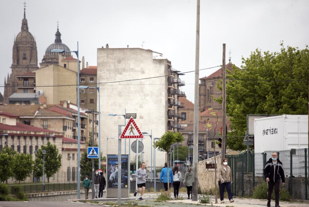 Las calles de Salamanca registran las primeras personas paseando y haciendo deporte este sábado 2 de mayo