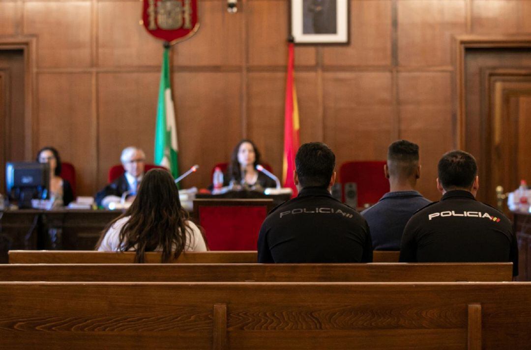 Los dos acusados ante el Tribunal del Jurado, que presidió la jueza Alaya