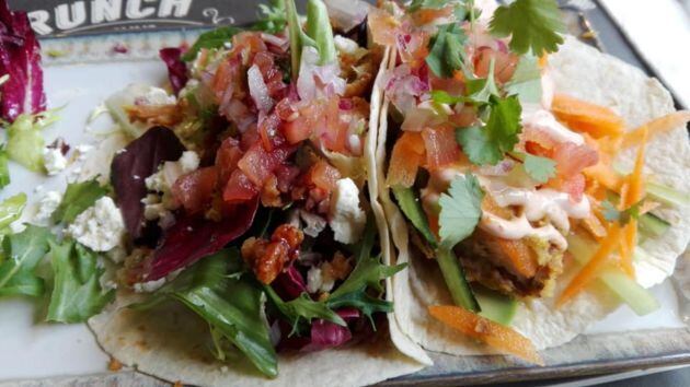 Tacos de pato y de cangrejo azul